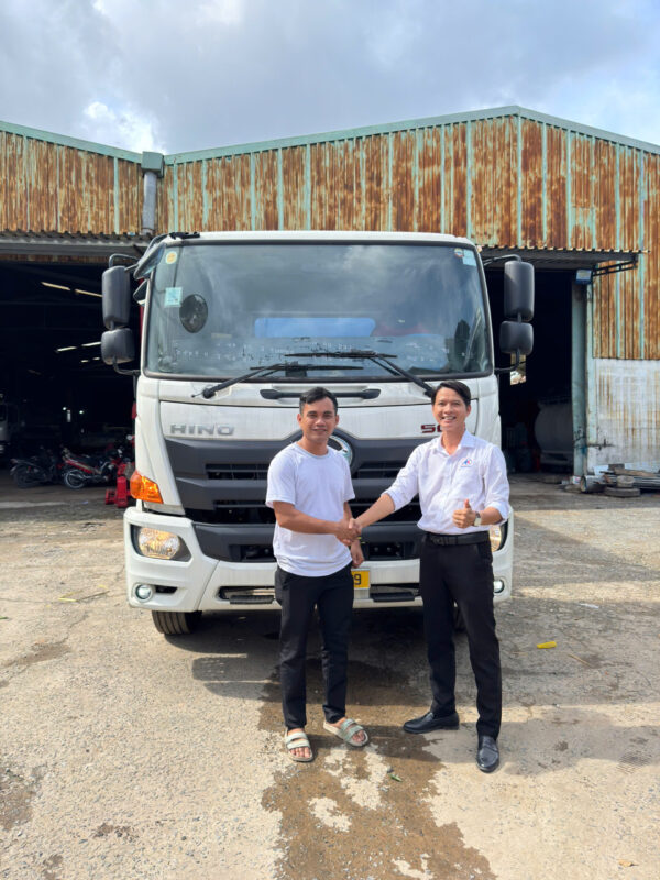 Bàn Giao Xe Hino FL – Bồn Chở Xăng Dầu 20 Khối Cho Công Ty TNHH Dầu Khí Phú Nhiên