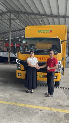 bàn giao xe tải Teraco 345SL thùng kín có bửng nâng hạ