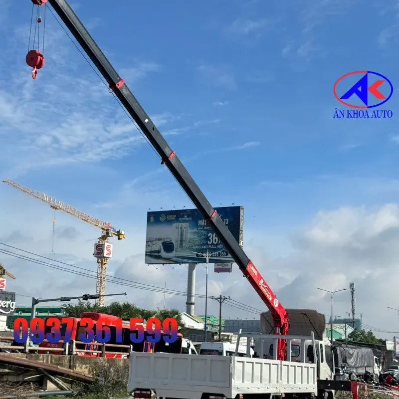 Cần cẩu UNIC URV375 (5 khúc) vươn xa