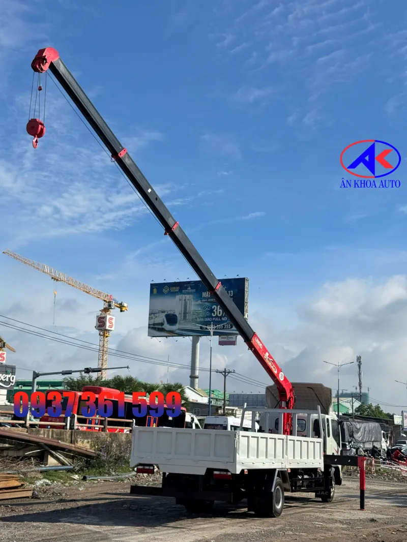 Cần cẩu UNIC URV375 (5 khúc) vươn xa