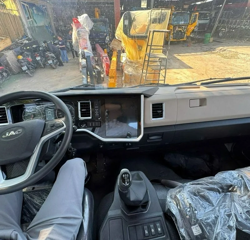 Nội thất Jac Dawos gắn cẩu Unic 554 