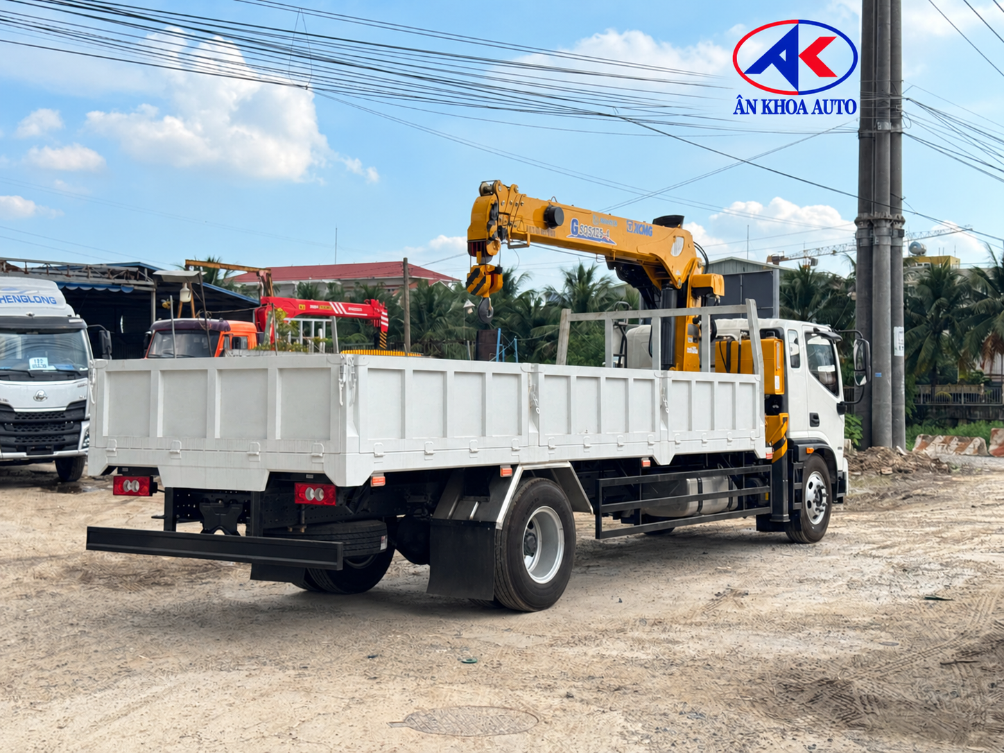 Thùng lửng 6,3 mét của Foton Aumark S90 gắn cẩu Thùng lửng 6,3 mét của Foton Aumark S90 gắn cẩu