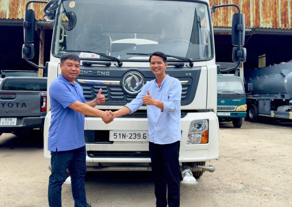 Bàn giao xe Dongfeng bồn phun tưới nước 9 khối