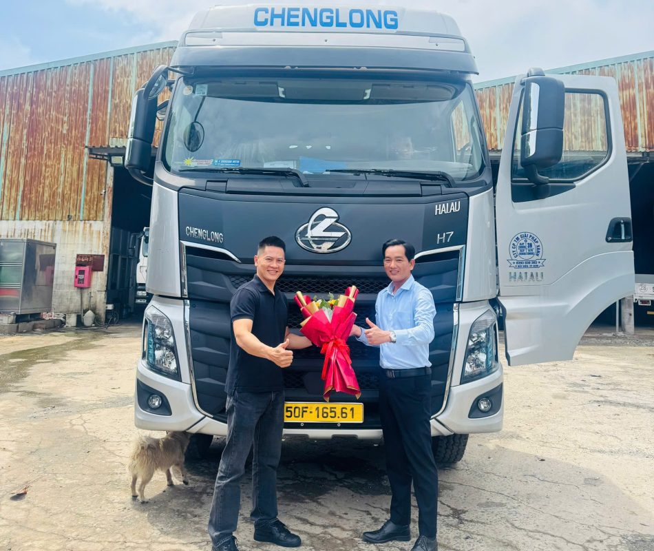 Ân Khoa Auto bàn giao xe bồn xăng dầu Chenglong H7 4 chân 22 khối đến Công ty CP TM Giải Pháp Xanh