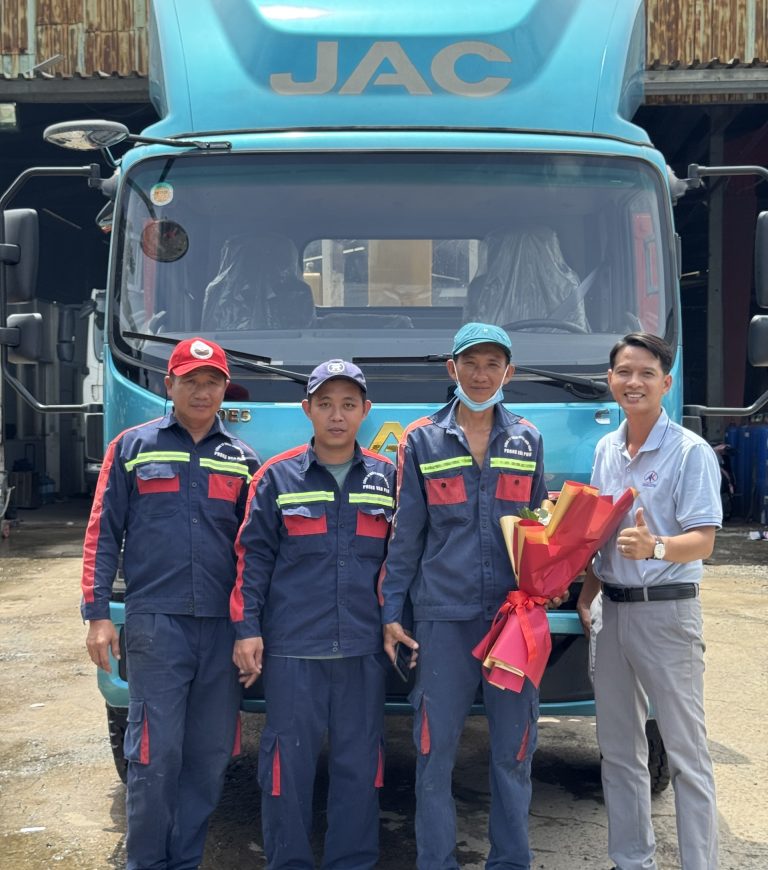 Bàn giao xe JAC N900 gắn cẩu XCMG 5 tấn 5 khúc