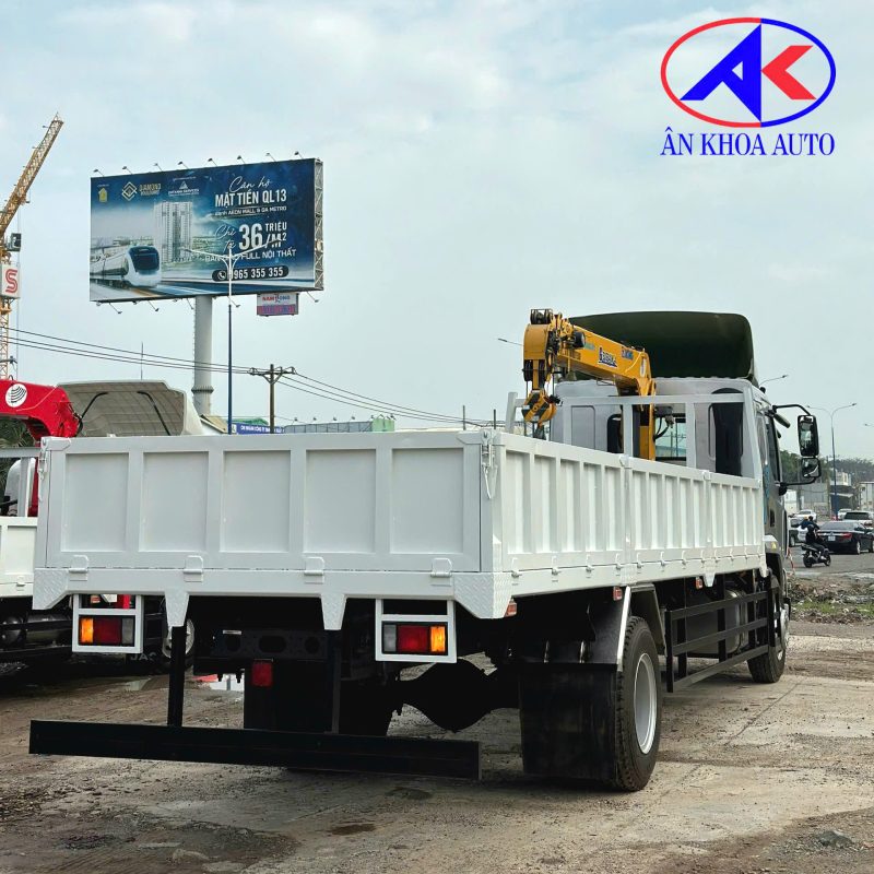 Bửng thùng Chenglong M3 gắn cẩu XCMG 4 tấn 4 khúc
