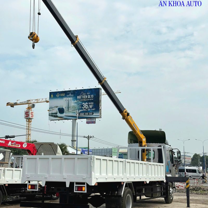 xe tải Chenglong M3 gắn cẩu XCMG 4 tấn 4 khúc