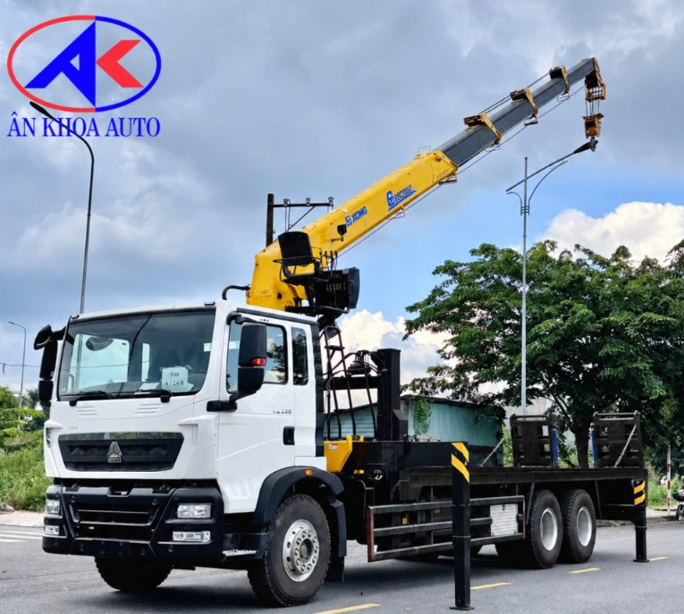 Xe HOWO 3 chân nâng đầu chở xe gắn cẩu XCMG SQS200-5