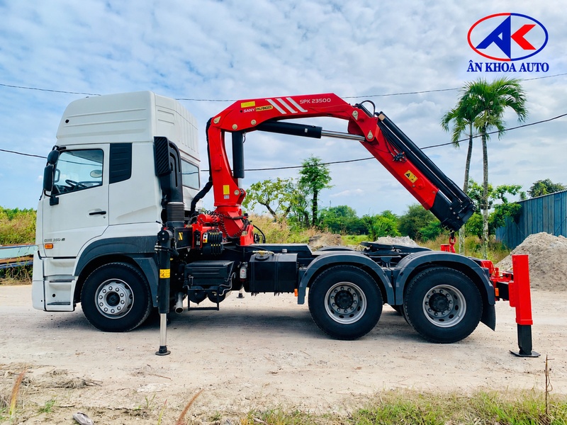 đầu kéo UD Trucks gắn cẩu Palfinger 10 tấn